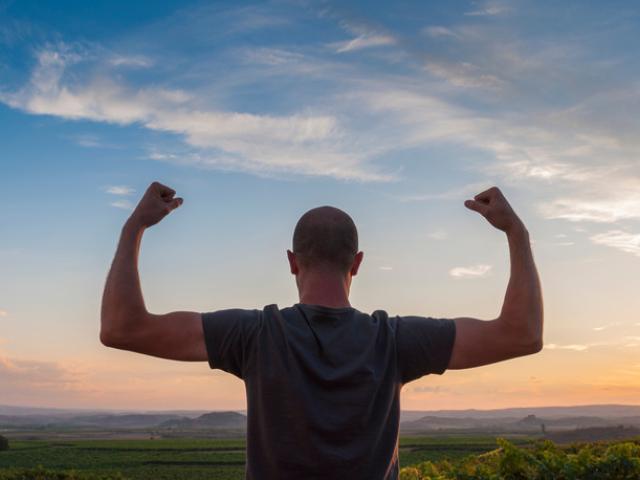Hombre que muestra cómo aumentar la testosterona de forma natural.