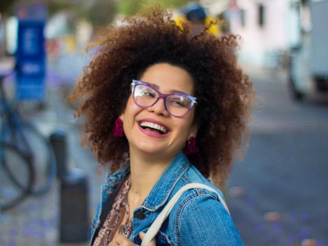 Mujer feliz con una mente positiva.