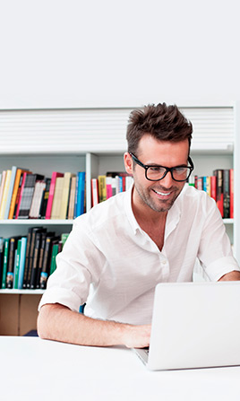 Hombre con lentes en la biblioteca