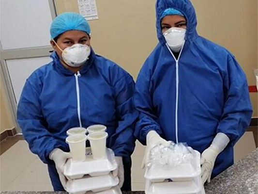 Dos médicos recibiendo un snack