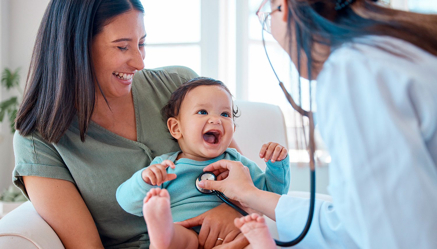 Bebé y su mama en consulta con la doctora.