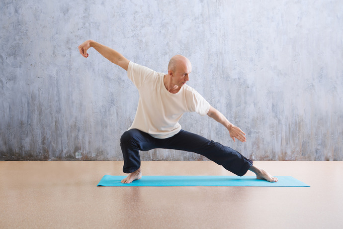 hombre mayor haciendo tai chi 