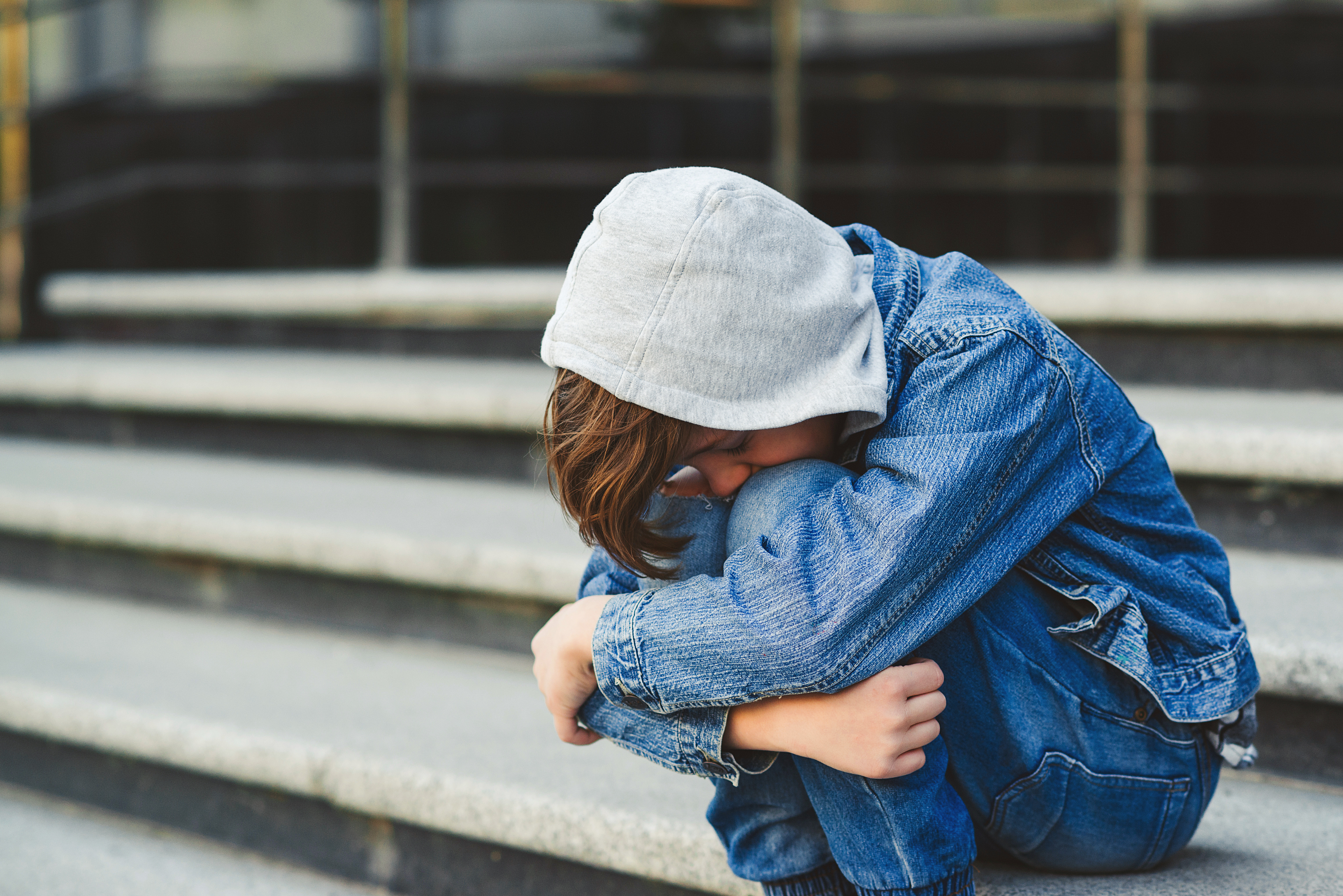 Niño con baja autoestima afectado por el bullying.