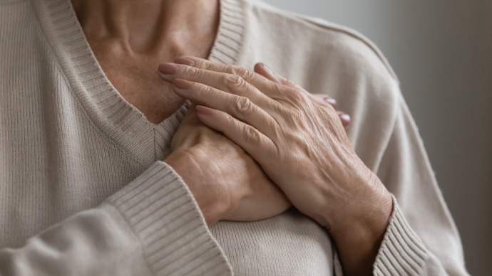 Mujer con problemas de corazón que necesita llevar una dieta cardiosaludable.