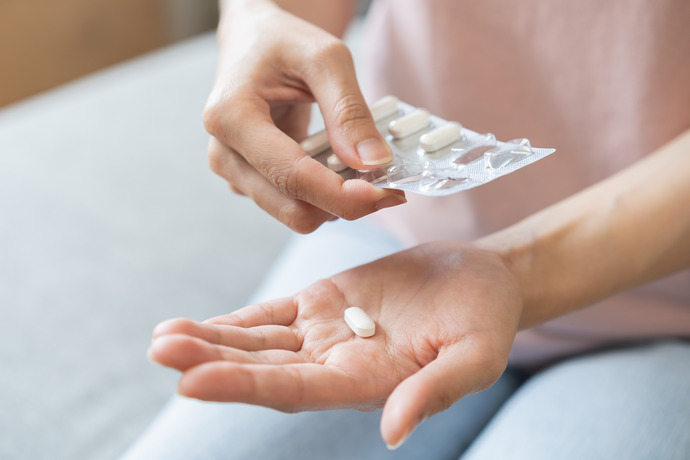 Persona tomando medicación para tratar el estrés crónico