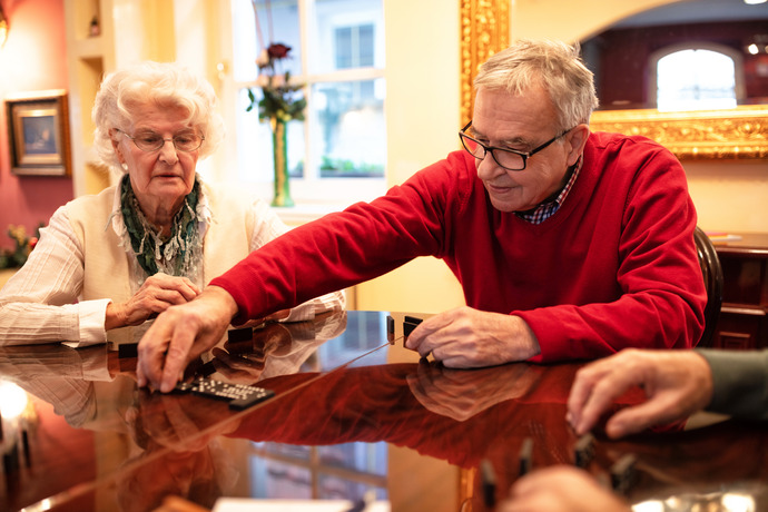 personas mayores jugando al dominó