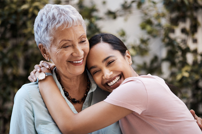 Mamá e hija teniendo un momento bonito juntas