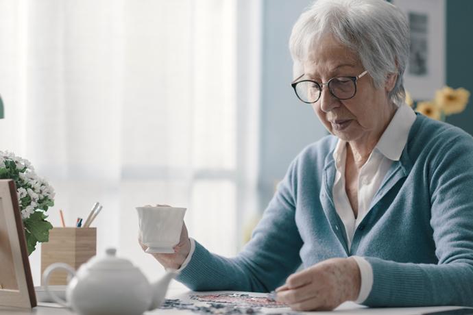 Mujer de la tercera edad haciendo un rompecabezas