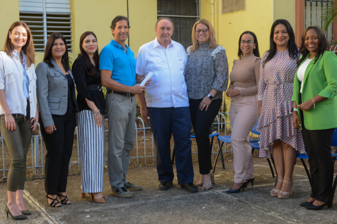 Maestros y funcionarios junto con el equipo de Bupa