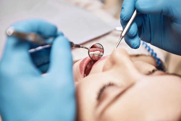 Mujer siendo atendida en el dentista del sistema de salud de Estados Unidos.