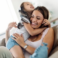 Mujer y su hija pequeña jugando