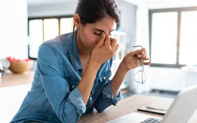 Mujer estresada en el trabajo