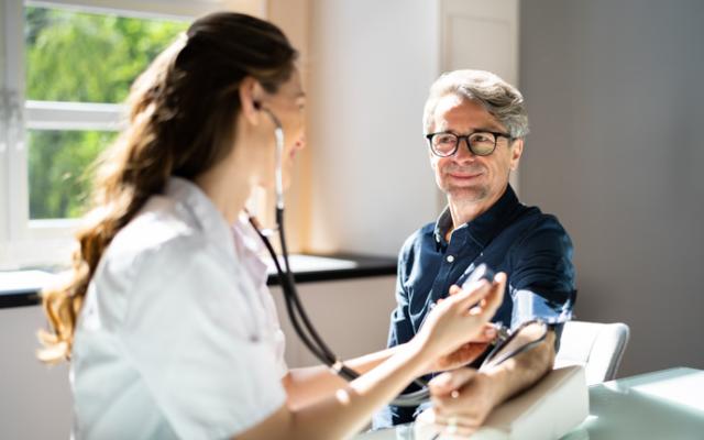 Médico recomendando a un paciente una dieta cardiosaludable.