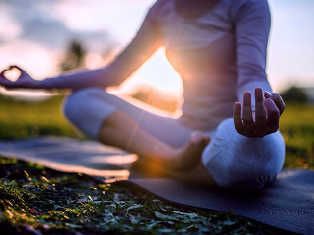 Mujer meditando