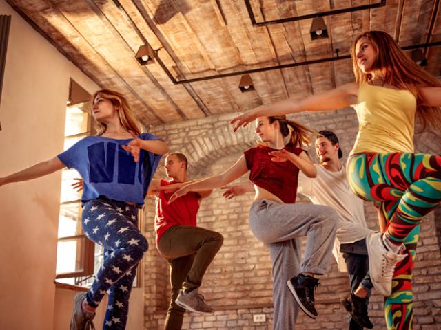 Mujeres entrenando una secuencia de baile