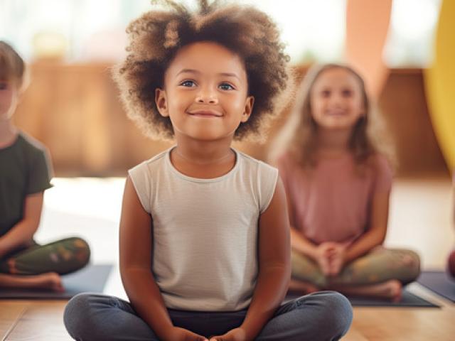 Grupo de niños pequeños en una práctica de relajación