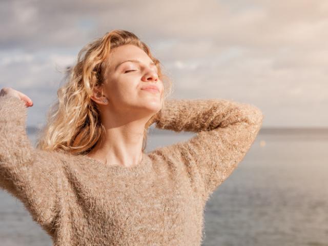 Chica tomando el sol como prevención por la falta de vitamina D